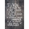 Skilt 112 - Her i huset (4 stk) assorteret baggrund